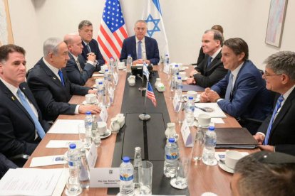 El mediador estadounidense para el conflicto en Líbano, Amos Hochstein (2d), y el coordinador de la Casa Blanca para Oriente Medio y el Norte de África, Brett McGurk, se reúnen con el primer ministro de Israel, Benjamín Netanyahu, este jueves en Jerusalén.