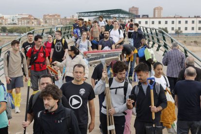 Miles de personas se desplazan desde Valencia a La Torre para ayudar a los afectados por las inundaciones causadas por la Dana, este viernes.