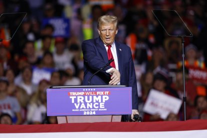 El candidato presidencial republicano Donald J. Trump habla durante un evento de campaña en el Fiserv Forum en Milwaukee, Wisconsin, EE. UU., el 01 de noviembre de 2024. EFE/EPA/JEFFREY PHELPS