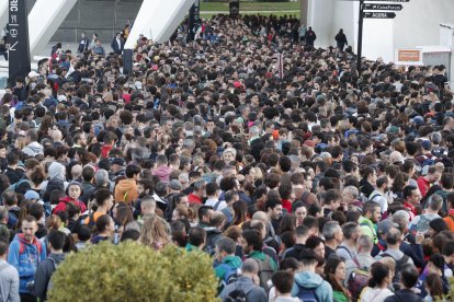 VALENCIA, 02/11/2024.- Miles de personas se han acercado este sábado hasta la Ciudad de las Artes y las Ciencias para presentarse como voluntarios para ayudar en las labores de reconstrucción de las localidades afectadas por la dana. Con más de 200 muertos a causa de la dana, la mayoría en la provincia de Valencia, la solidaridad ciudadana se abre paso desde toda España para hacer llegar ayuda a los damnificados, atendidos por miles de voluntarios en las zonas más afectadas y en medio del dolor por las víctimas en el tercer día de luto oficial. EFE/Manuel Bruque