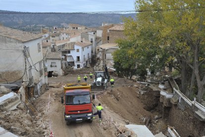 Operarios preparan el terreno para mejorar el acceso a la zona más afectada de Letur, en la provincia de Albacete, este sábado. EFE/ Manu