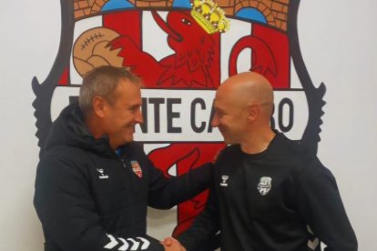 El presidente del Puente Castro, José Ramón Rodríguez, da la bienvenida a Javi Díez al club arlequinado.