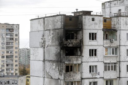 Edificio dañado por un ataque con drones en una zona residencial de Kev, el 2 de noviembre de 2024. EFE/EPA/SERGEY DOLZHENKO