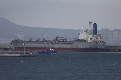 El buque Southern Puma, que colisonaba en la madrugada del viernes con el Louisa Bolten, ha atracado en el Dique Exento del Puerto de Algeciras, donde quedará abrigado a la espera de reparar el casco. EFE/A.Carrasco Ragel