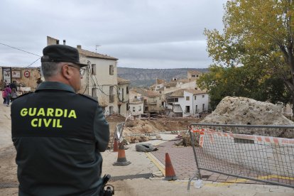 Un guardia civil vigila frente a la zona afectada por la riada en Letur, en la provincia de Albacete, este domingo. EFE/ Manu