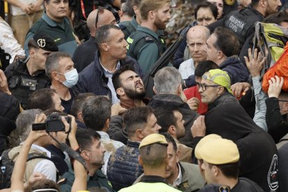 El rey Felipe (c) habla vecinos afectados por la riada, durante su visita a Valencia este domingo. Gritos de 'fuera', así como lanzamiento de barro, están recibiendo a la comitiva de los reyes de España, el presidente del Gobierno, Pedro Sánchez, y el president de la Generalitat, Carlos Mazón, a su llegada al centro de Paiporta.