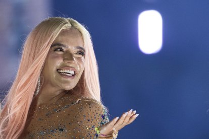 La  cantante colombiana Karol G luce una piedra preciosa en una de sus piezas dentales. EFE/Orlando Barría