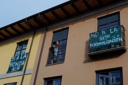 Pancartas contra el proyecto de la avenida del Castillo