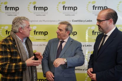 José Luis Sanz Merino, consejero de Movilidad y Transformación Digital, con el alcalde de Ponferrada y el vicepresidente de la FRMP.