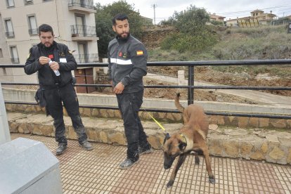 Miembros de la Unidad canina de la Guardia Civil que ha intervenido en el hallazgo de la persona encontrada este domingo en Letur, donde los vecinos continúan con las labores de limpieza de calles y viviendas afectadas por el paso de la dana. EFE/Manu