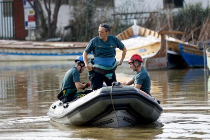 GEAS salen del embarcadero de El Palmar, en valencia, en busca de desaparecidos en la Albufera, este martes. Los servicios de emergencias desplegados en las zonas afectadas por la dana en la provincia de Valencia continúan este martes con la fase de búsqueda de posibles víctimas, para lo que se están utilizando también drones, especialmente en la zona del río Magro y de la Rambla del Poyo, que se complementa con unidades caninas de rastreo. Sobre el terreno están desplegados más de 1.700 bomberos de 42 organismos y 6.700 militares, un número que aumentará hasta los 7.800 en las próximas horas, según ha informado esta mañana Emergencias de la Generalitat. EFE/ Biel Alino