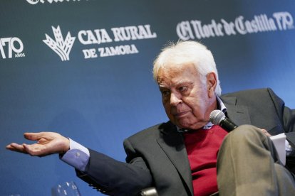 El expresidente del Gobierno Felipe González durante su participación en un desayuno informativo organizado en Valladolid por el diario El Norte de Castilla, este martes. EFE/ Nacho Gallego