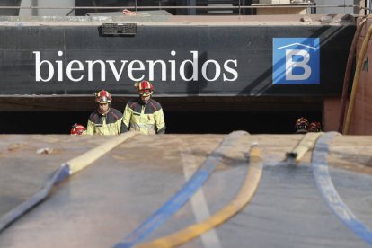 Efectivos del cuerpo de Bomberos salen del parking subterráneo del Centro Comercial Bonaire.