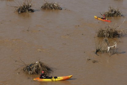 Miembros de la UME y de los bomberos trabajan este martes en la búsqueda de víctimas mortales a causa de las inundaciones de la Dana en el cauce del río Turia en Valencia. EFE/ J.J. Guillén