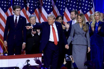 Donald J. Trump junto a su esposa Melania Trump y su hijo Barron Trump celebran en Florida su victoria en las elecciones de EE.UU. EFE/EPA/CRISTOBAL HERRERA-ULASHKEVICH