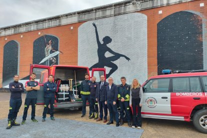 El alcalde de Ponferrada posó con el relevo de bomberos.