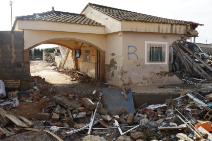 Destrozos en viviendas ocasionados por la dana en Torrent, donde se sigue buscando a dos menores de 3 y 5 años, este miércoles. EFE/J.J. Guillén