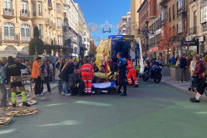 Los servicios de emergencia atienden a un herido por la caída de parte de la decoración navideña en Ordoño.