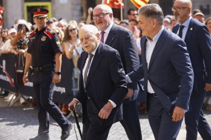 Imagen de archivo del expresidente catalán Jordi Pujol (2i) su llegada a la toma de posesión de Salvador Illa como presidente de la Generalitat.
                       EFE/ Quique Garcia