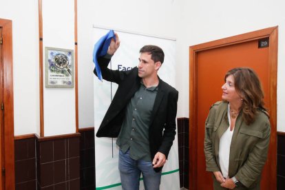 César de la Fuente descubre la placa del Laboratorio Ambiental junto a la rectora de la ULE, Nuria González.