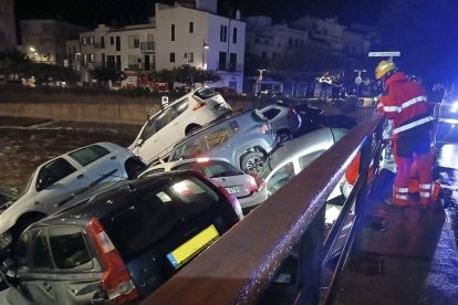 Una treintena de vehículos han sido arrastrados de madrugada por el agua en una riera en Cadaqués, en la comarca gerundense del Alt Empordà, donde está activada la prealerta ante la previsión de que la lluvia que cae pueda acumular 100 litros por metro cuadrado en 24 horas. Los Bomberos de la Generalitat han informado de que la riada, que no ha causado heridos, se ha producido a las 03.54 horas y que los vehículos arrastrados han quedado amontonados debajo de un puente y no han llegado al mar. EFE/X-@BOMBERSCAT  *****SOLO USO EDITORIAL/SOLO DISPONIBLE PARA ILUSTRAR LA NOTICIA QUE ACOMPAÑA (CRÉDITO OBLIGATORIO) *****