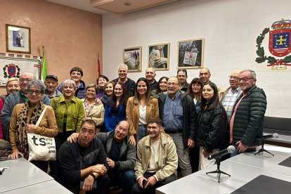 Foto de familia después de la propuesta.