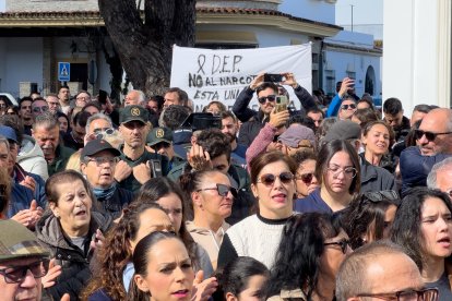 Minuto de silencio en el ayuntamiento de Barbate (Cádiz) por la muerte de los agentes el pasado febrero. EFE/ David Arjona