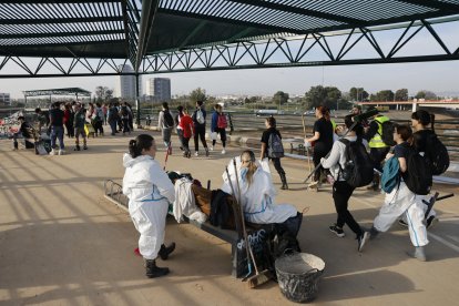 VALENCIA (ESPAÑA), 09/11/2024.- Los voluntarios se preparan antes de cruzar la pasarela peatonal que conecta la ciudad con su pedanía de La Torre y que ha sido denominado como Puente de la Solidaridad este sábado en Valencia. Una marea humana y material de emergencia afronta el fin de semana con el reto de avanzar en la recuperación de la zona cero de la dana que asoló Valencia hace once días y de encontrar más personas desaparecidas, todo ello en medio de un 'ejército' de voluntarios, una ingente cantidad de ayuda solidaria y el eco incesante de la polémica política en torno a la gestión de aquel fatídico 29 de octubre.
                      Una marea humana y material de emergencia afronta el fin de semana con el reto de avanzar en la recuperación de la zona cero de la dana que asoló Valencia hace once días y de encontrar más personas desaparecidas, todo ello en medio de un 'ejército' de voluntarios, una ingente cantidad de ayuda solidaria y el eco incesante de la polémica política en torno a la gestión de aquel fatídico 29 de octubre. EFE/ Ana Escobar