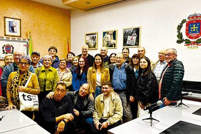 Foto de familia después de la presentación de la proposición no de ley.