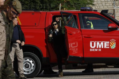 La ministra de Defensa, Margarita Robles, a su llegada este sábado a la Base Militar 'Jaime I' durante su visita con motivo de la actuación en la dana. EFE/Chema Moya