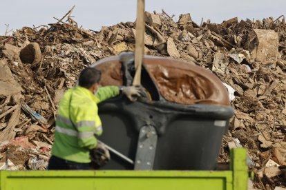 Vista de los trabajos de desescombro de los residuos acumulados en la zona de La Torre este sábado en Valencia. La comunidad Valenciana afronta el fin de semana con el reto de avanzar en la recuperación de la zona cero de la dana que asoló Valencia hace once días y de encontrar más personas desaparecidas, todo ello en medio de un 'ejército' de voluntarios, una ingente cantidad de ayuda solidaria y el eco incesante de la polémica política en torno a la gestión de aquel fatídico 29 de octubre.-EFE/ Ana Escobar