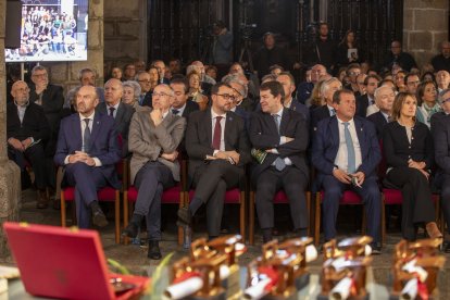 Mañueco, y el presidente del Principado de Asturias, Adrián Barbón , participaron en Burgohondo (Ávila). en los actos de conmemoración de los 25 años de vinculación de Castilla y León y Asturias a través de la educación