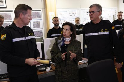 La ministra de Defensa, Margarita Robles (c), durante su visita este sábado a los contingentes del Ejército de Tierra, el Ejército del Aire y de la UME que participan en la respuesta a la emergencia de la DANA en la Base Militar 