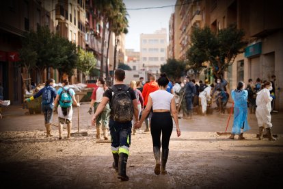 Decenas de voluntarios de afanan en limpiar las calles de Paiporta este sábado, que afronta el fin de semana con el reto de avanzar en la recuperación de la zona cero de la dana que asoló Valencia hace once días y de encontrar más personas desaparecidas, todo ello en medio de un 'ejército' de voluntarios, una ingente cantidad de ayuda solidaria y el eco incesante de la polémica política en torno a la gestión de aquel fatídico 29 de octubre.- EFE/ Ana Escobar