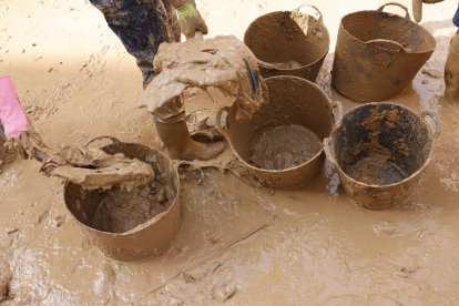 Detalle de las tareas de limpieza en Paiporta este sábado, que afronta el fin de semana con el reto de avanzar en la recuperación de la zona cero de la dana que asoló Valencia hace once días y de encontrar más personas desaparecidas, todo ello en medio de un 'ejército' de voluntarios, una ingente cantidad de ayuda solidaria y el eco incesante de la polémica política en torno a la gestión de aquel fatídico 29 de octubre. EFE/ Ana Escobar