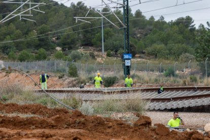 Operarios trabajan en las vías de AVE a su paso por Chiva tras la DANA que asolado el sureste español y ha causado más de un centenar de muertos, este jueves.