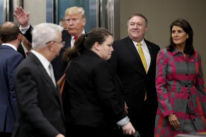 Fotografía de archivo del 24 de septiembre de 2018 del entonces presidente de los Estados Unidos, Donald Trump (c, al fondo), junto al secretario de Estado de ese momento, Mike Pompeo (2-d), y de la entonces embajadora de EE.UU. ante Naciones Unidas, Nikki Haley (d), en un acto en Nueva York, Estados Unidos. EFE/ Justin Lane