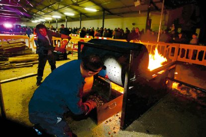 En el magosto se asaron 500 kilos de castañas y se acompañaron de ferbudo.