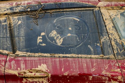 Vista del parabrisas de un coche en Alfafar (Valencia), este sábado. EFE/Ana Escobar