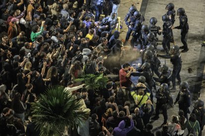 La policía carga tras la manifestación celebrada este sábado en la que cerca de 40 organizaciones sociales, cívicas y sindicatos de izquierda de la Comunitat Valenciana han protestado por la gestión de la dana y con el lema 