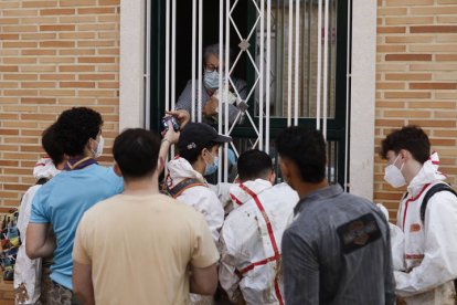 Voluntarios reparten comida a los vecinos en Paiporta, Valencia, este jueves.