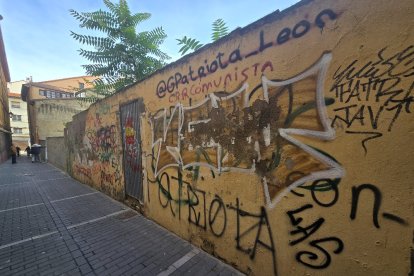 Una de las pintadas denunciadas por los vecinos del Mercado