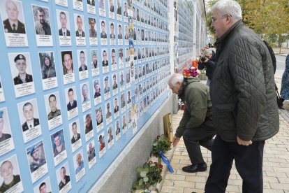 Josep Borrell (I), Alto Representante de la Unión Europea para Asuntos Exteriores y Política de Seguridad, y el Ministro de Asuntos Exteriores de Ucrania, Andrii Sybiha (D), visitan el Muro de la Memoria de los Defensores Caídos de Ucrania para rendir homenaje y depositar flores, en Kyiv, Ucrania, 09 de noviembre de 2024. 
                       EFE/EPA/SERGEY DOLZHENKO