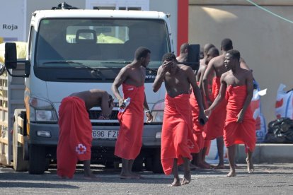 Varios migrantes tras llegar al muelle de La Restinga, en El Hierro, este lunes. EFE/ Gelmert Finol