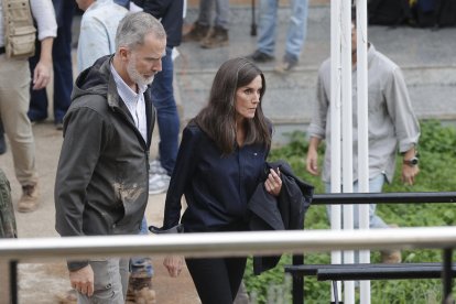 Los reyes Felipe y Letizia a su salida del Centro de Emergencias de la Generalitat valenciana, en l'Eliana (Valencia), desde el que se coordina la emergencia por la dana, el pasado día 3. EFE/Manuel Bruque