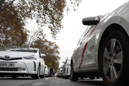 Imagen de archivo de varios taxis en una calle de Madrid. EFE/Zipi