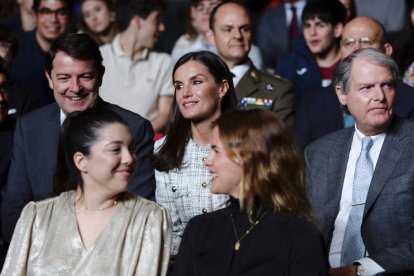 La reina Letizia, acompañada por el presidente de la Junta de Castilla y León, Alfonso Fernández Mañueco, durante una jornada del 'Tour del talento' en Valladolid el pasado año.