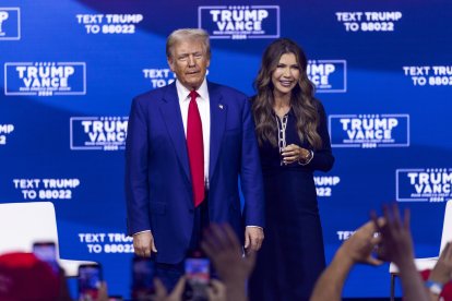 Fotografía de archivo del presidente electo de EE.UU., Donald Trump (izquierda), junto a la gobernadora de Dakota del Sur, Kristi Noem, durante una reunión de ayuntamiento en el Greater Philadelphia Expo Center & Fairgrounds en Oaks, Pennsylvania, EE.UU., el 14 de octubre de 2024. EFE/EPA/Shawn Thew