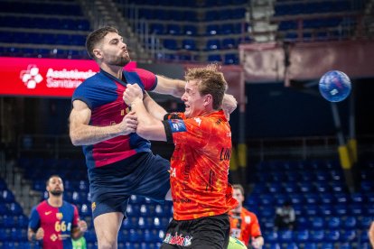 El Abanca Ademar intentó frenar al todopoderoso FC Barcelona pero su empeño sólo tuvo resultado 20 minutos.