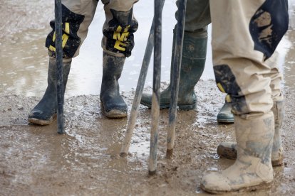 Imagen del pasado día 7 en la que miembros de la Unidad Militar de Emergencias (UME) trabajaban en la búsqueda de los dos niños que permanecían desaparecidos a causa de la dana en Torrent (Valencia). EFE EFE/Miguel Ángel Polo